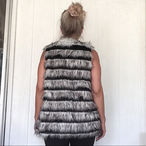 SIGNATURE STUDIO FAUX FUR SLEEVELESS VEST NWT SIZE MEDIUM - Picture 4 of 9